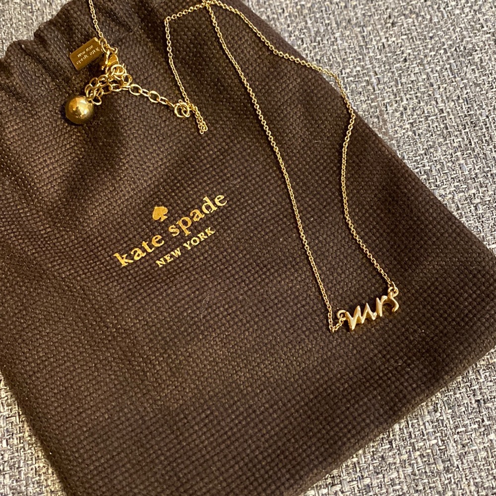 “mrs” necklace with dust bag